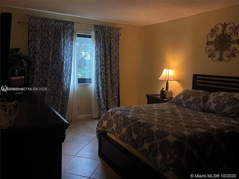 9440 SW 8th St #402 — Photo 4