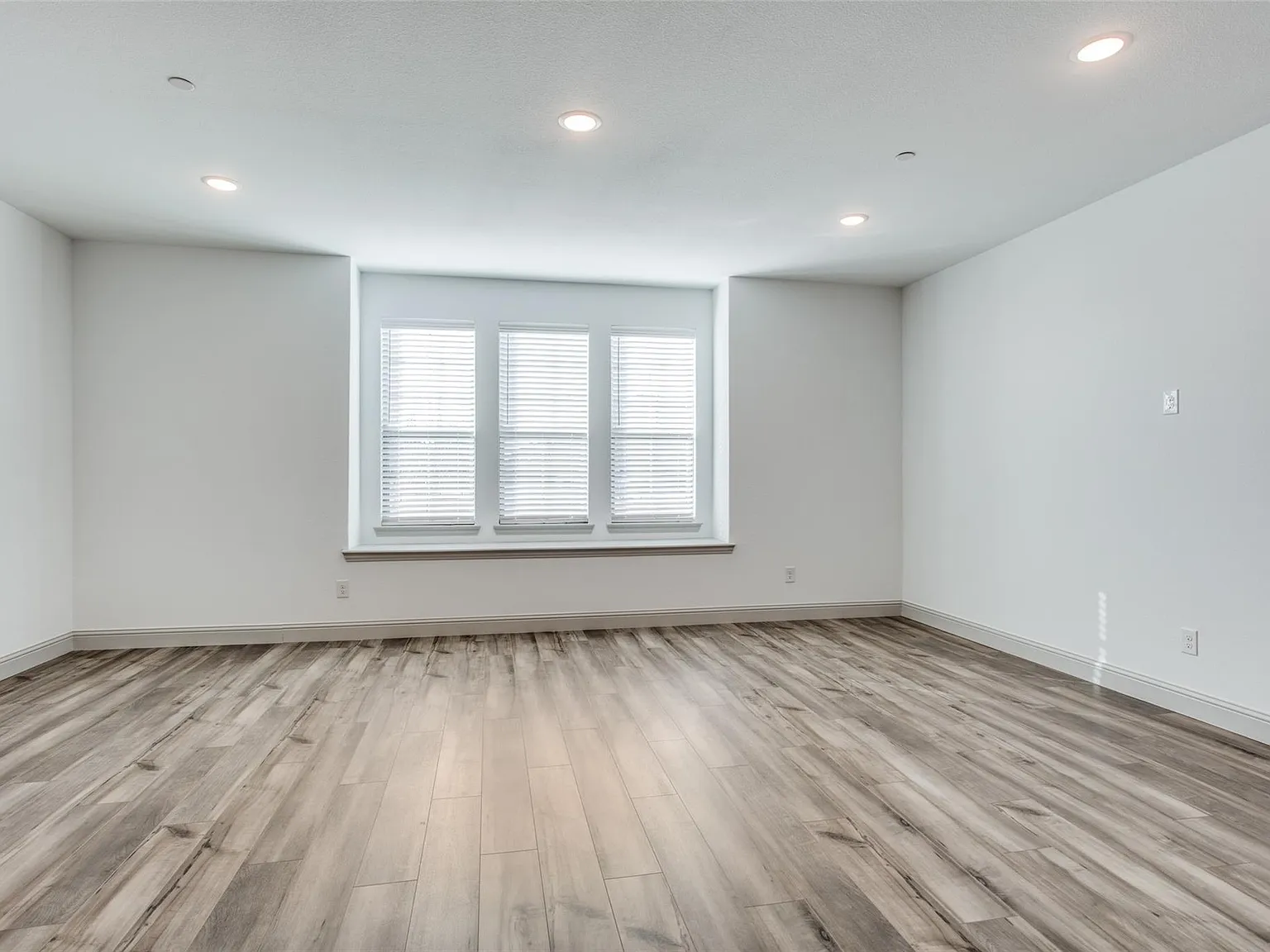 3 bed, 2.5 bath, 2002 sqft, $2,700 — Photo 2