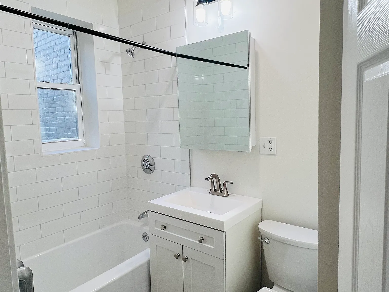 3 bed, 999 sqft, $3,600 — Photo 2