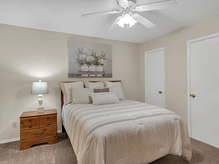 Woodlake Apartments — Photo 17