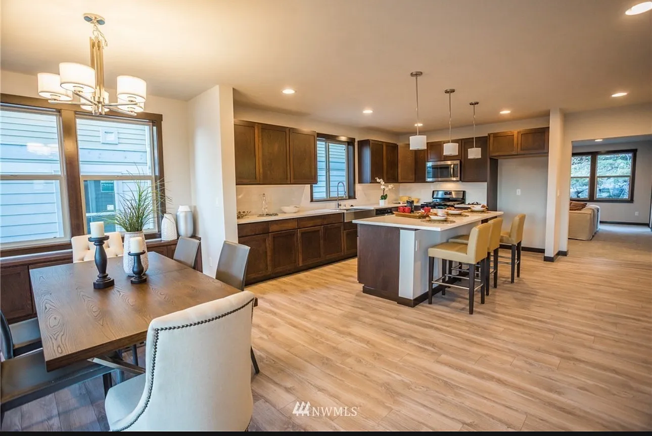 5 bed, 2.5 bath, 3392 sqft, $2,500 — Photo 3