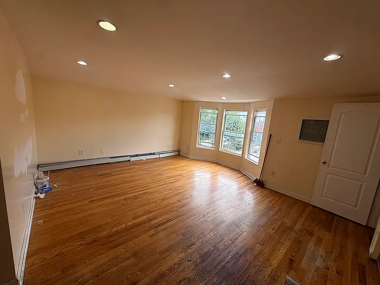 2914 Hering Ave #1 — Photo 2