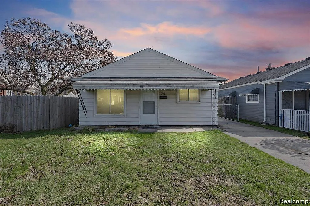 3 bed, 950 sqft, $1,550 — Photo 1