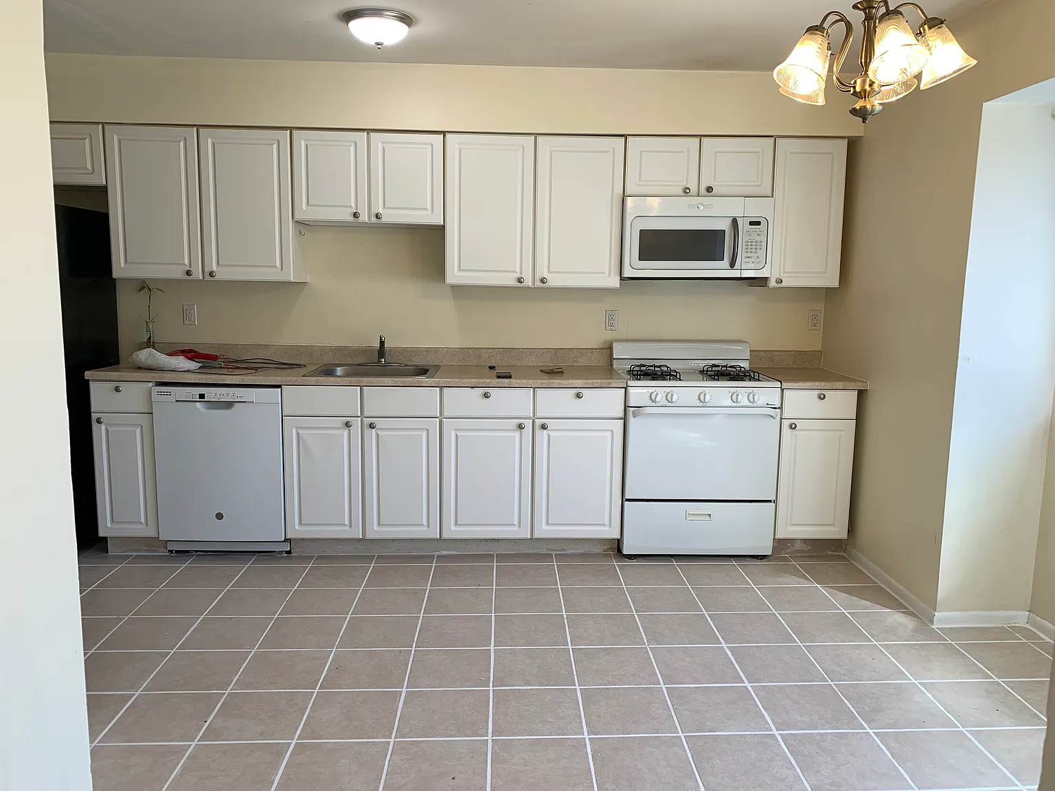 3 bed, 2.5 bath, 1400 sqft, $2,990 — Photo 2