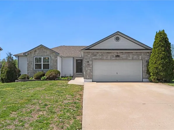 2200 Hidden Valley Dr, Tonganoxie, KS 66086