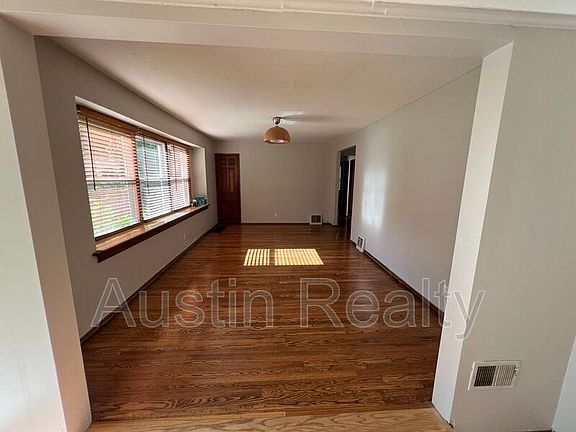 4th image of 9567 Cantwell Dr