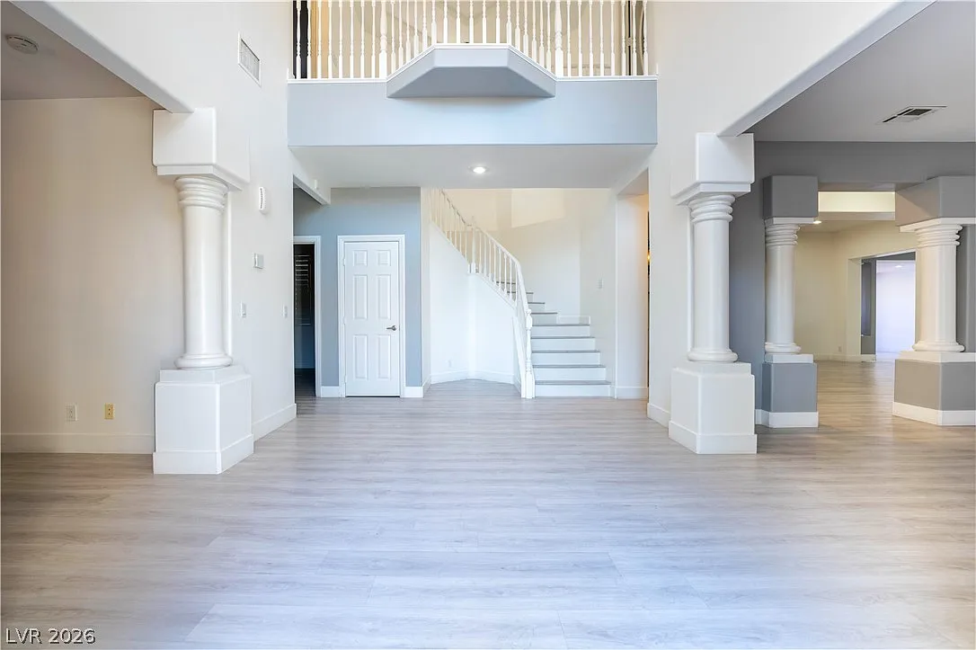 5 bed, 4.0 bath, 4726 sqft, $6,000 — Photo 1