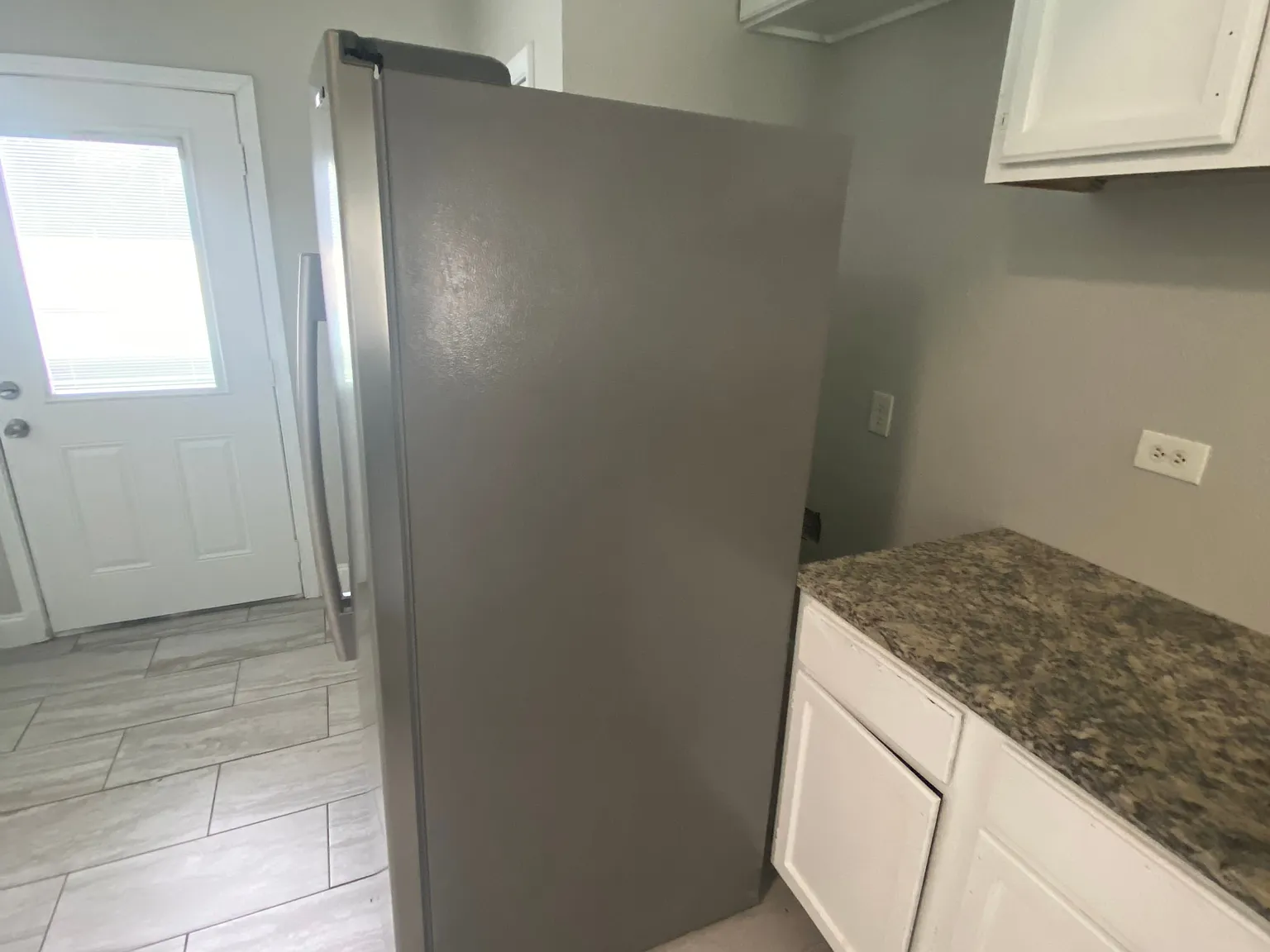 525 Thompson St — Photo 3