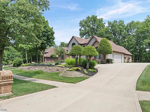 3rd image of 10683 Tudor Cir