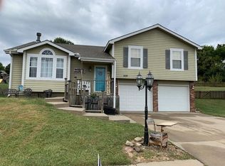 4809 Crystal Dr, Saint Joseph, MO 64503