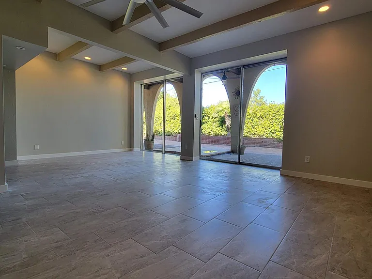 1542 E Solano Dr — Photo 11