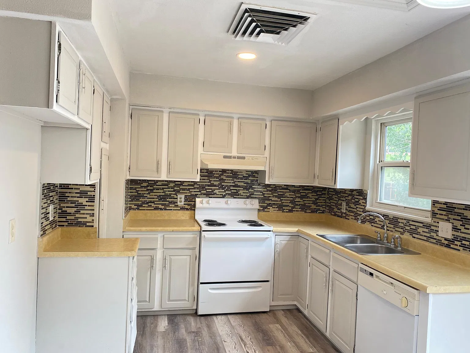 13 Wallflower Ct — Photo 2