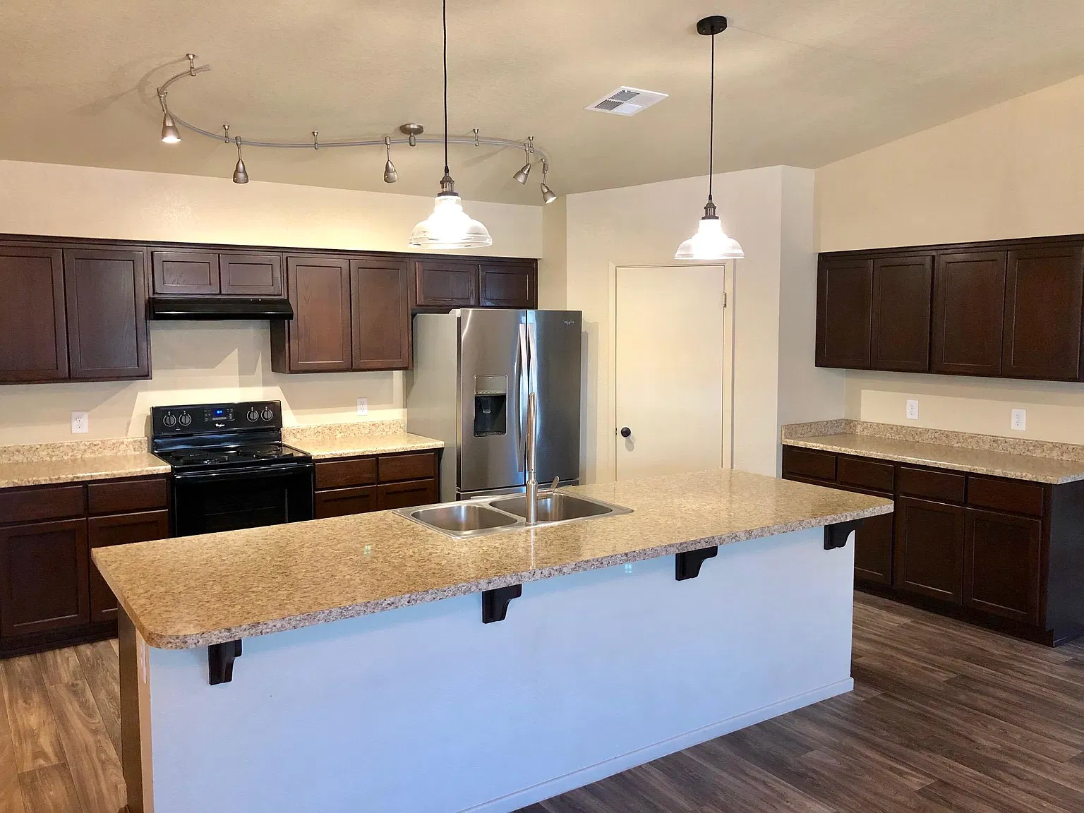 5 bed, 2067 sqft, $2,100 — Photo 3