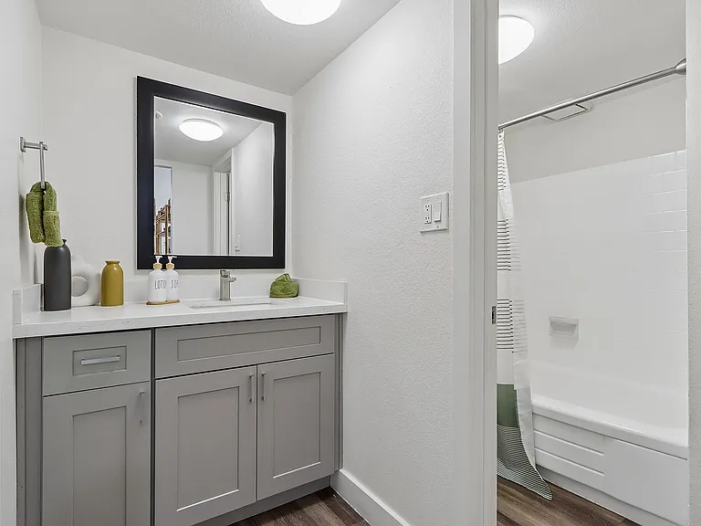 22-web-or-mls-N 7th Ave-S0905-020