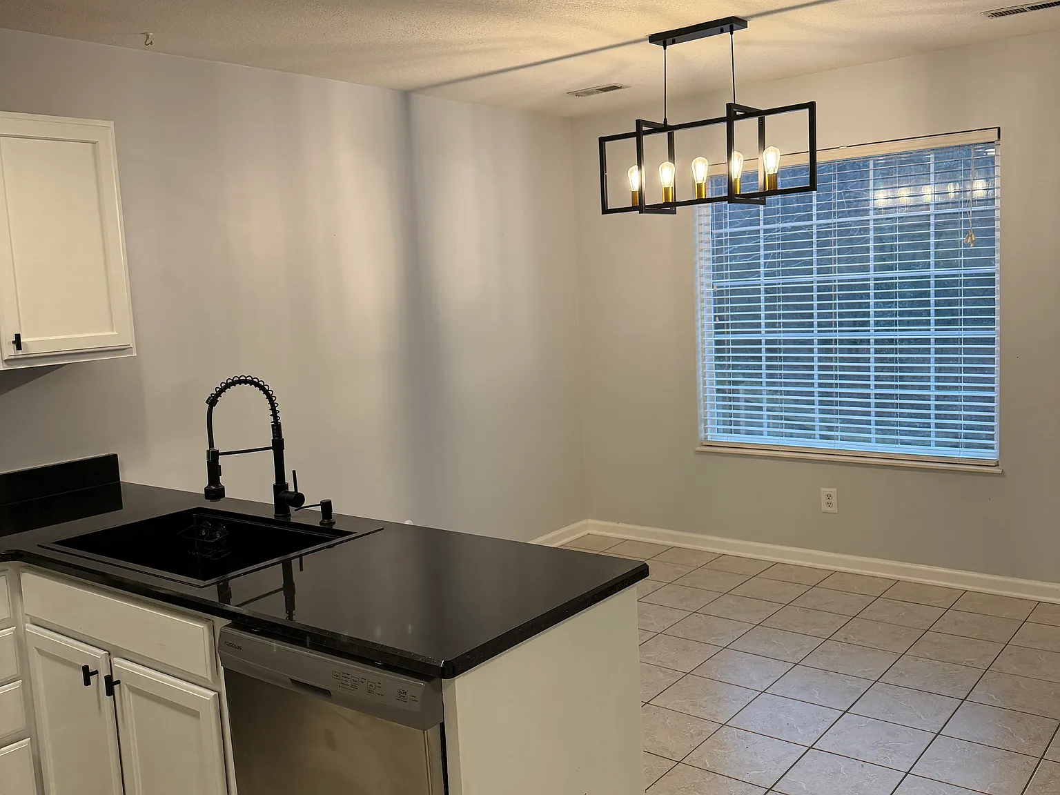 3 bed, 1332 sqft, $2,000 — Photo 4