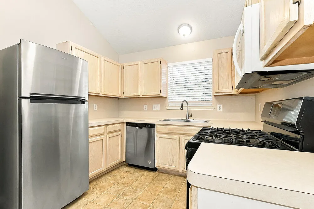 3 bed, 2.0 bath, 1437 sqft, $1,745 — Photo 4