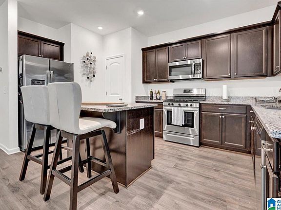 3rd image of 899 Ridgeway Ave