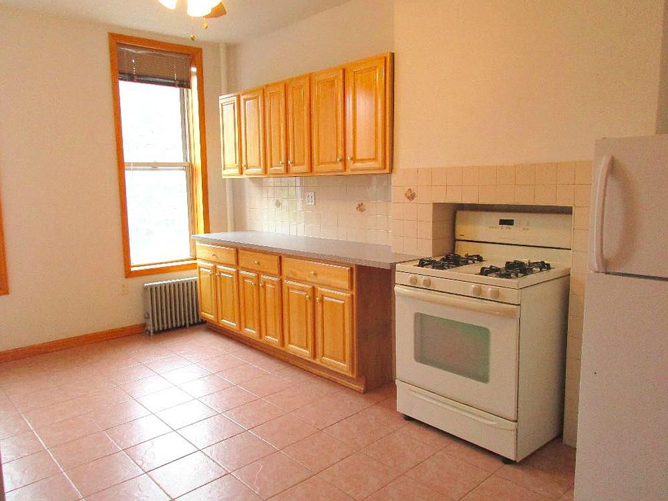 2nd image of 84 Berry St APT 3R