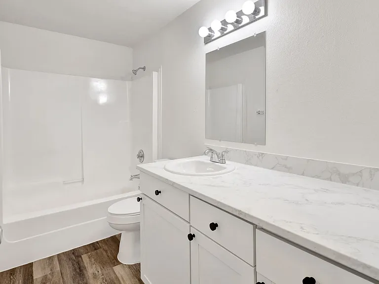1060 York St — Photo 15