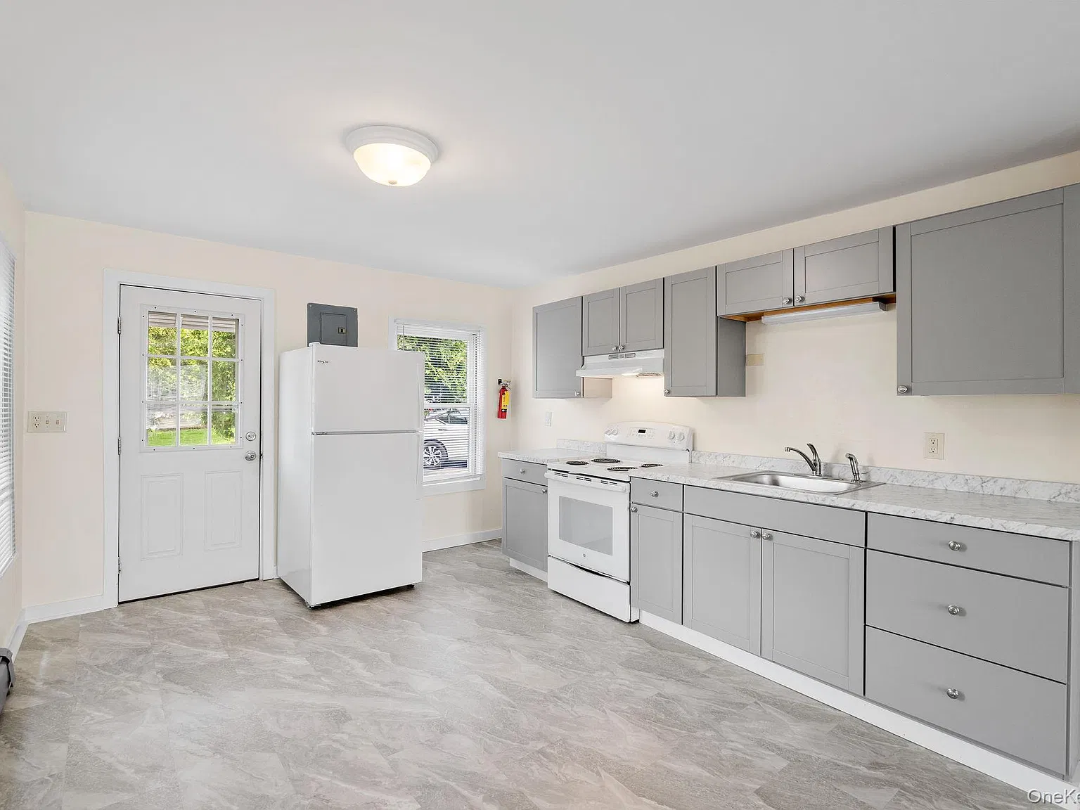 3 bed, 1.0 bath, 1341 sqft, $2,600 — Photo 3