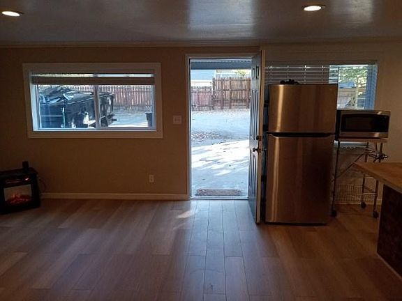 3rd image of 332 1/2 Pine St
