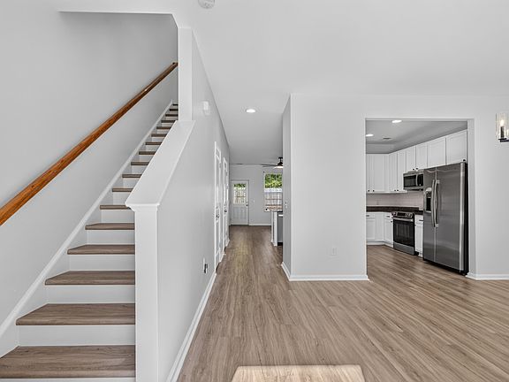 3rd image of 407 Hemingway Cir