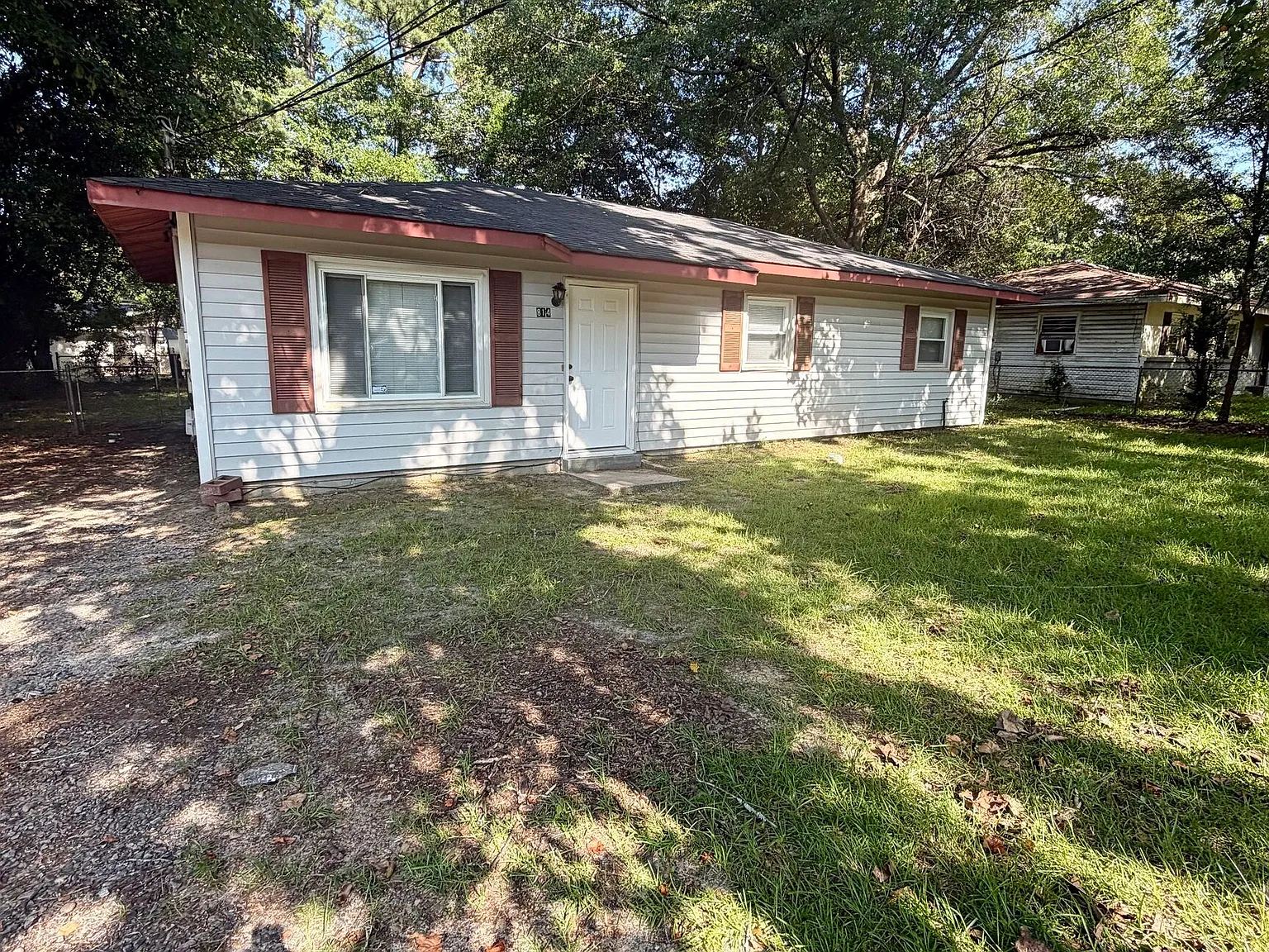 3 bed, 1.0 bath, 1008 sqft, $1,275 — Photo 2