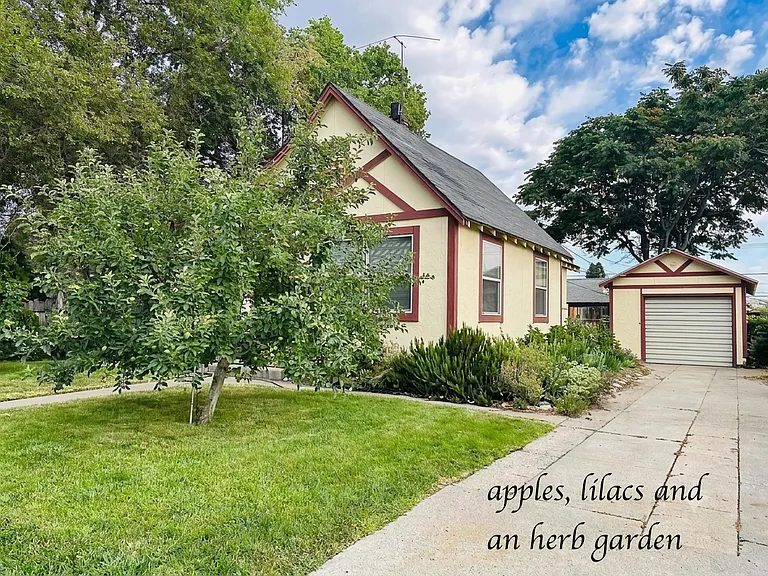 737 Roberts St — Photo 2