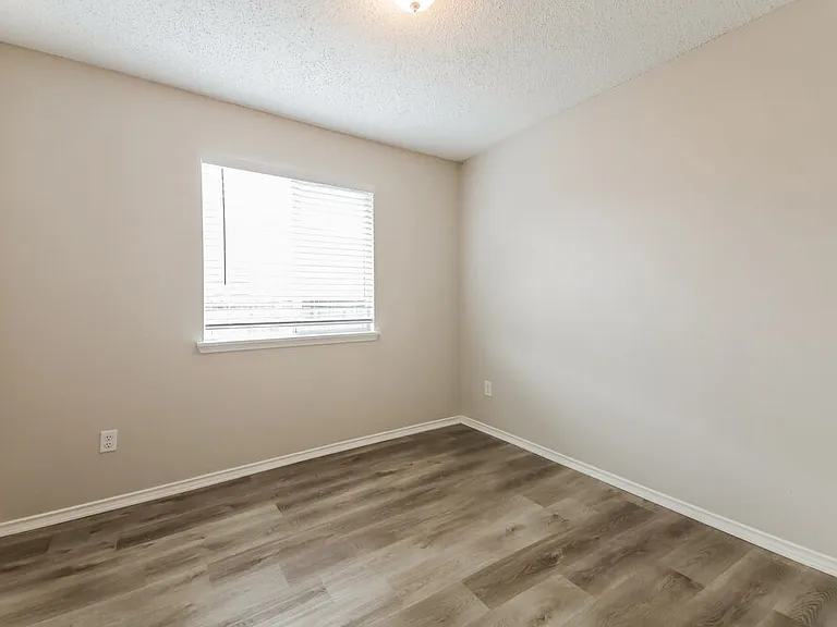 1311 Dakota Trl — Photo 13