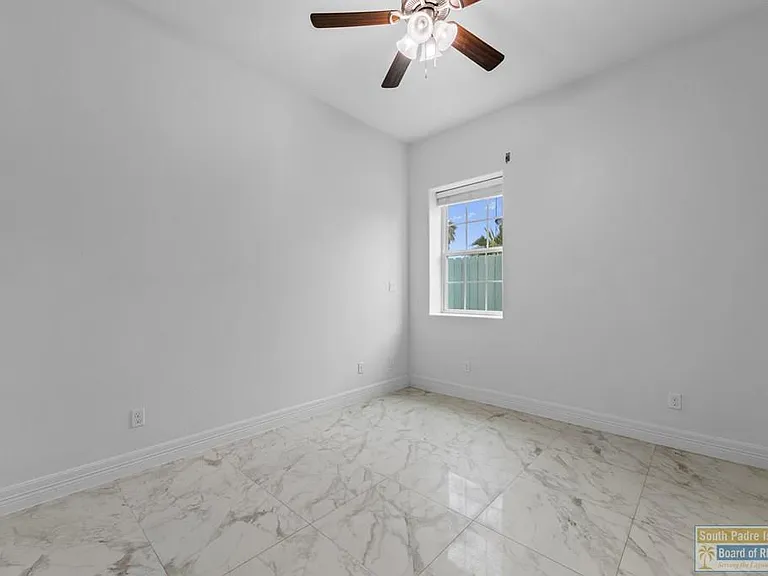 110 E Retama St #4 — Photo 9