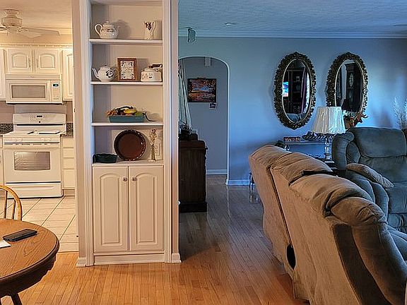 5th image of 961 Holly Oaks Ln