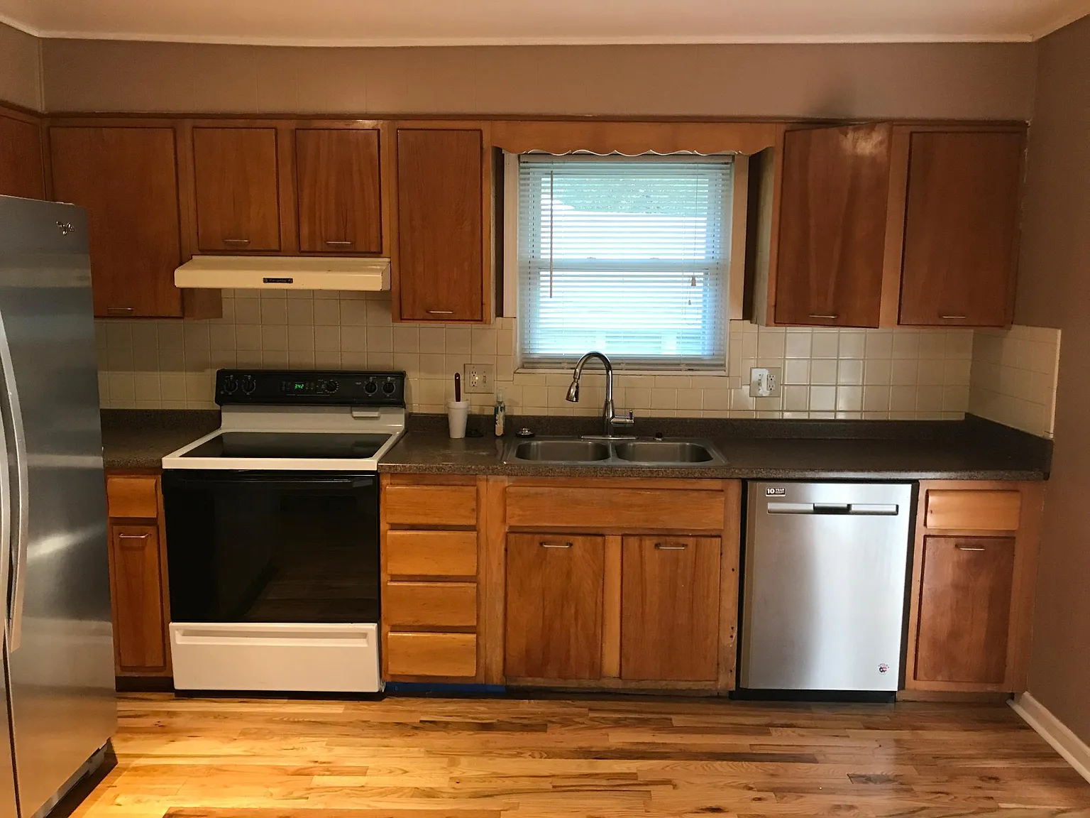 4 bed, 2200 sqft, $2,300 — Photo 3