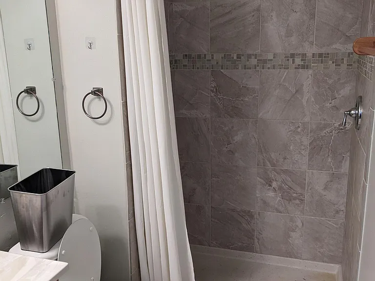 17W764 Standish Ln — Photo 23
