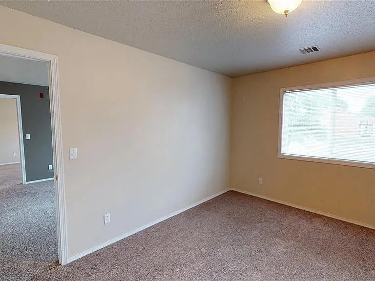Sierra Vista Apartments — Photo 28