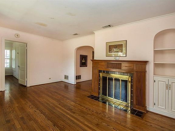 2nd image of 2821 University Blvd