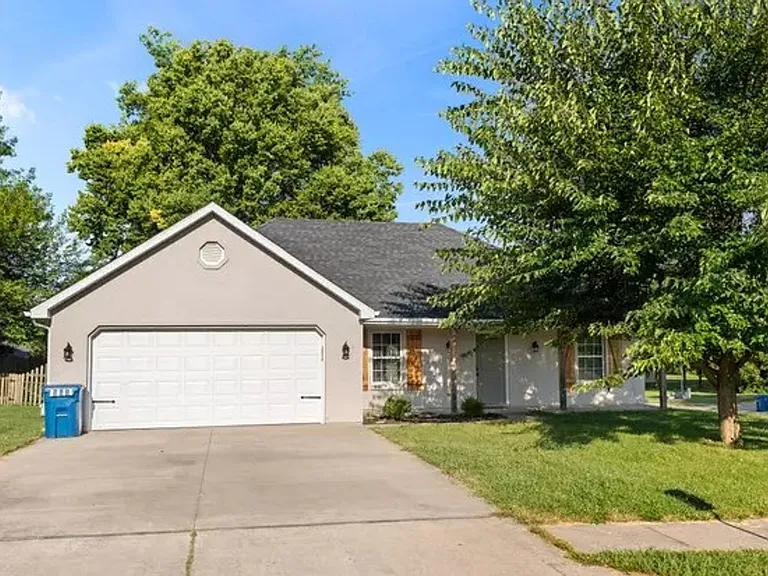 607 Winterway Dr — Photo 2