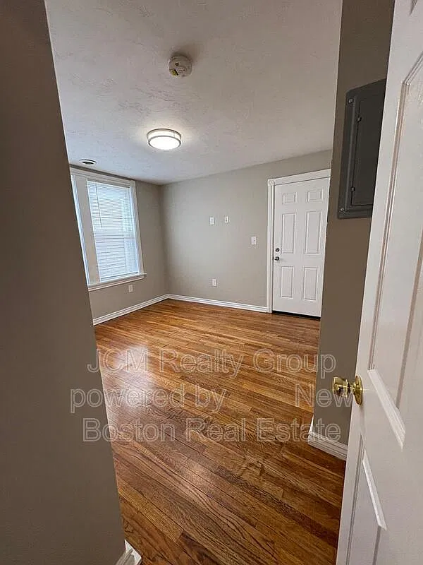 2 bed, 1.0 bath, 1000 sqft, $2,400 — Photo 2