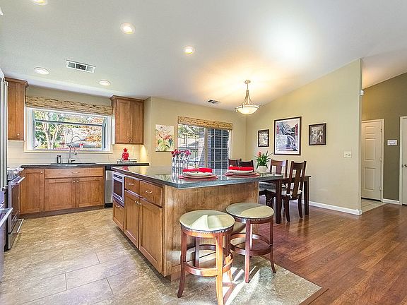 4th image of 912 Ranleigh Way