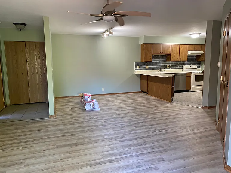 156 Hartford Ct — Photo 3