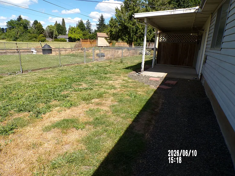 325 SE Bridgeway Ave — Photo 12