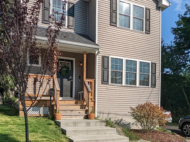 121 Hillcrest Ave — Photo 1