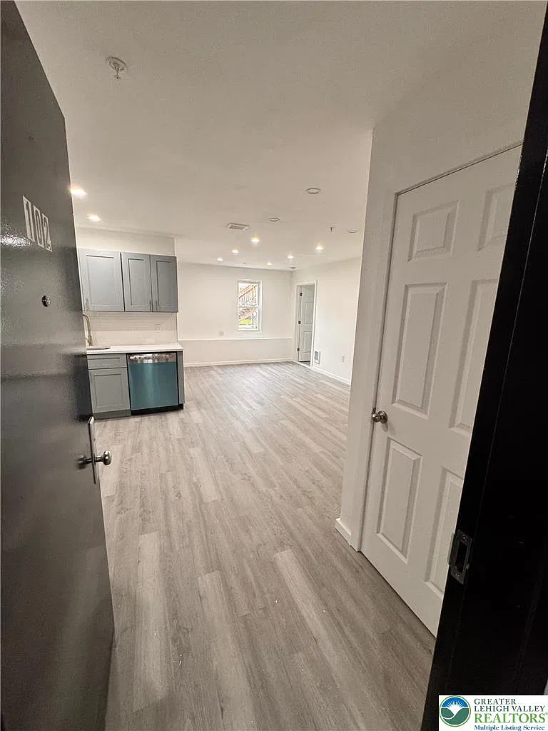 1 bed, 850 sqft, $1,390 — Photo 3