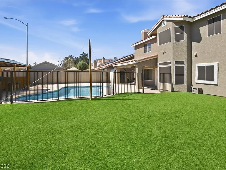 747 Canyon Crest Dr — Photo 20