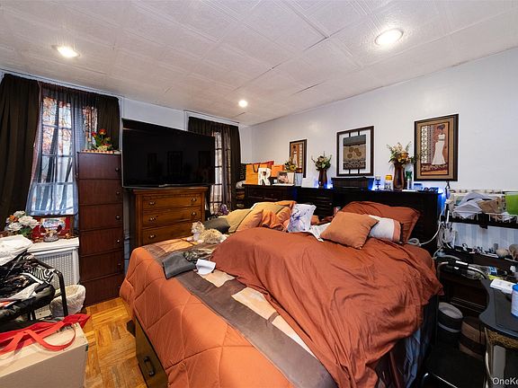 4th image of 2541 Holland Avenue