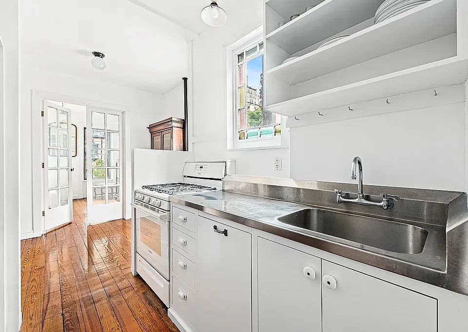 1st image of 325 W 21st St APT 11