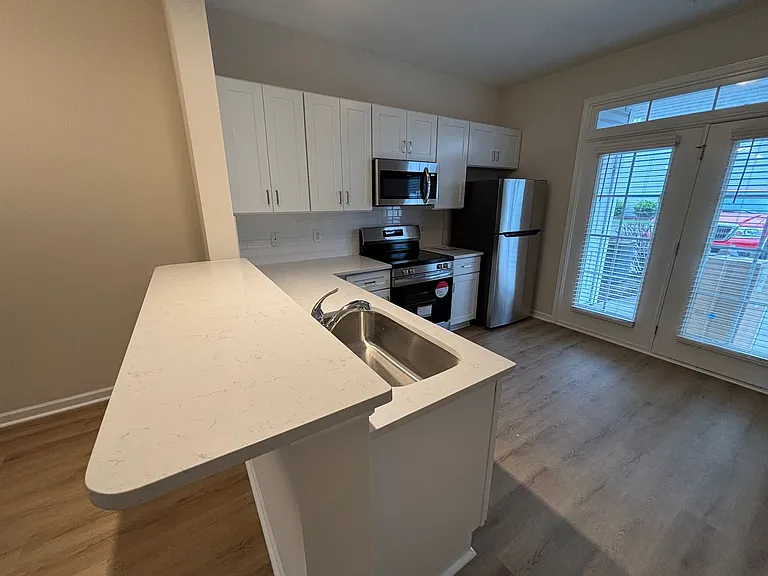 202 Jordan Ln — Photo 2