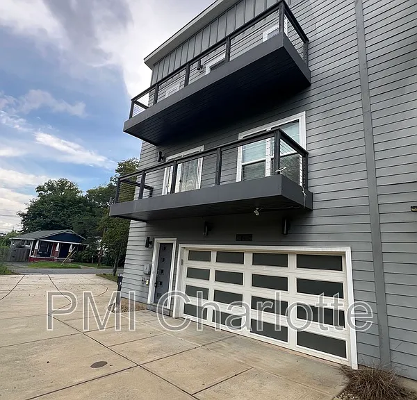 1106 N Alexander St — Photo 2