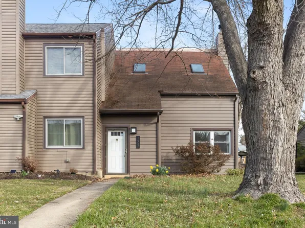 137 E Green Valley Cir, Newark, DE 19711