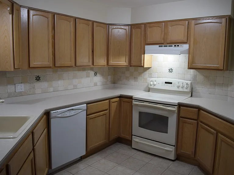 611A W Burk Ave — Photo 8