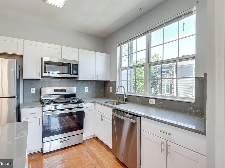 21800 Dragons Green Sq — Photo 1